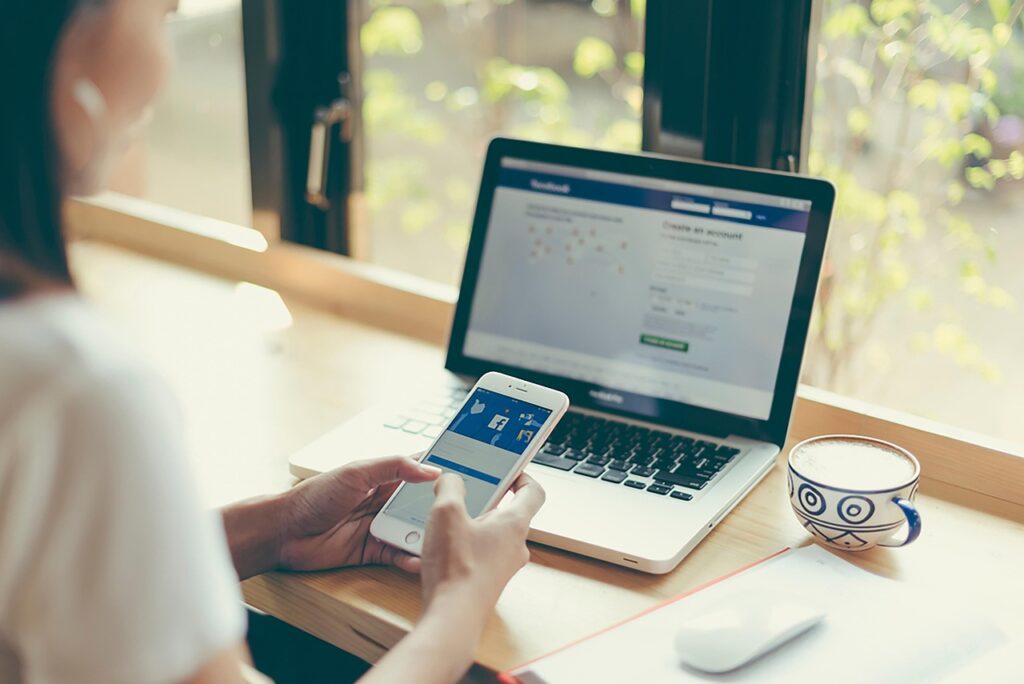 Chatvenster op een laptop met op de achtergrond een privacydocument, ter illustratie van een chatbot in een AVG-conforme privacyverklaring