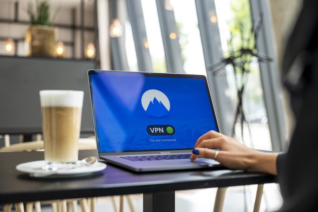 ZZP'er werkt aan laptop thuis aan privacybeleid voor klantreviews