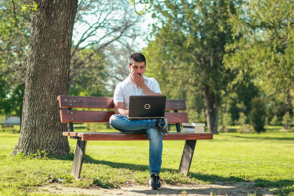 Persoon die een privacyverklaring leest op een laptop