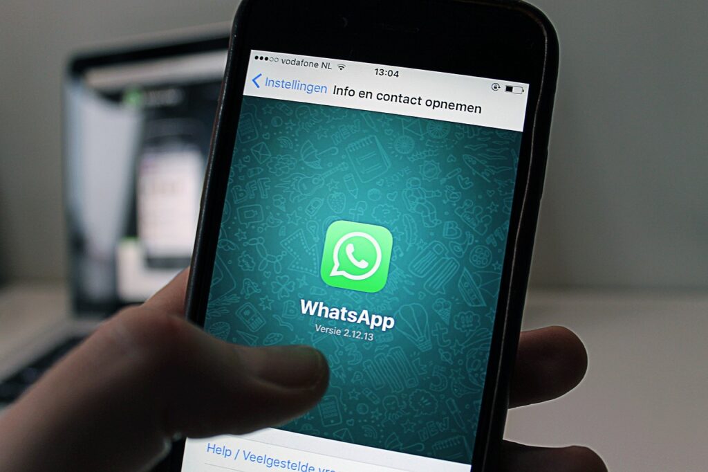 Smartphone met WhatsApp-gesprek open, zakelijk klantcontact en privacyoverwegingen