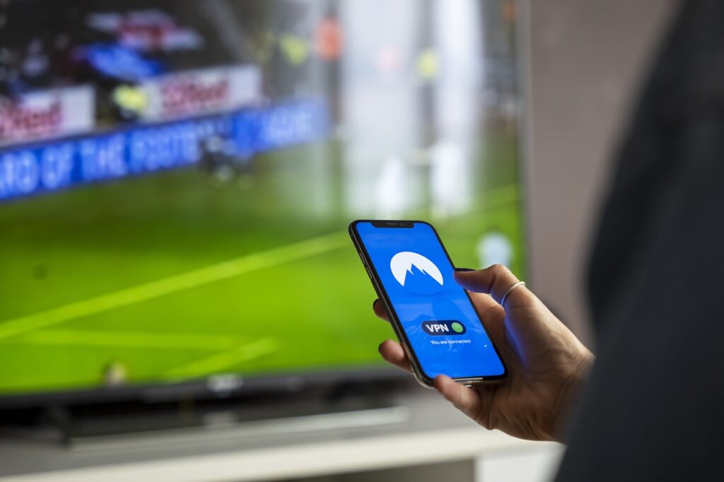 Persoon die een online formulier doorneemt op een laptop om te beoordelen welke velden noodzakelijk zijn