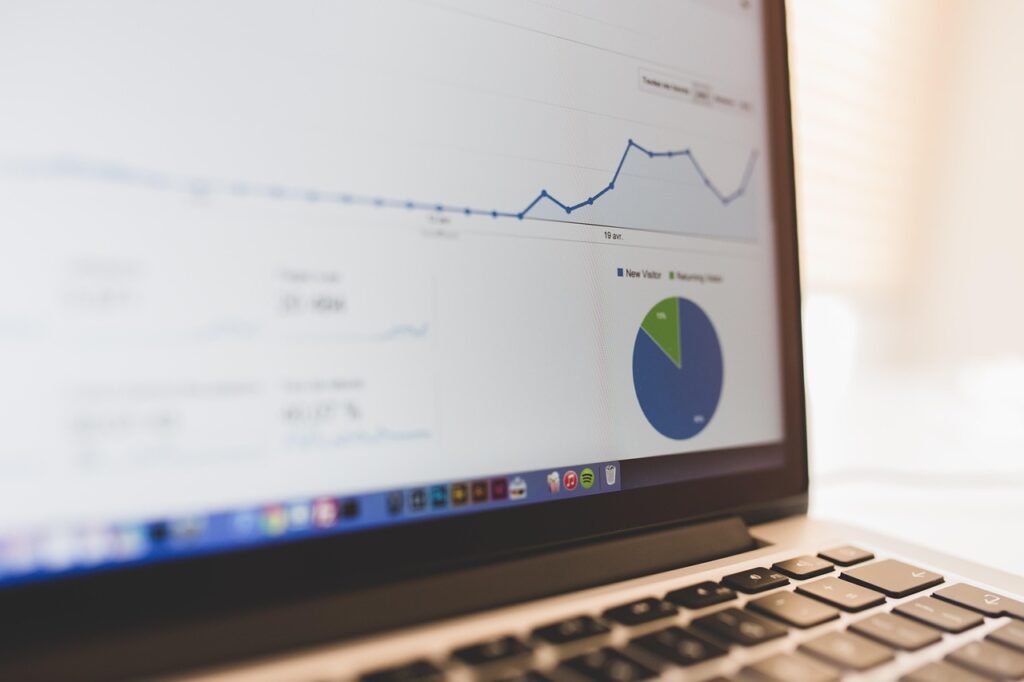 Laptop met een webshop-beheerpaneel op het scherm, symboliserend het beheer van AVG-instellingen in Shopify of WooCommerce